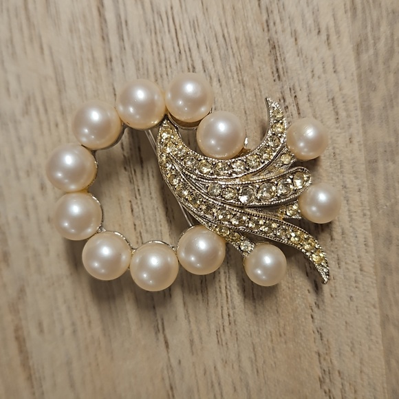 Vintage Jewelry - Vintage silver tone pearl and clear rhinestone brooch unsigned beauty